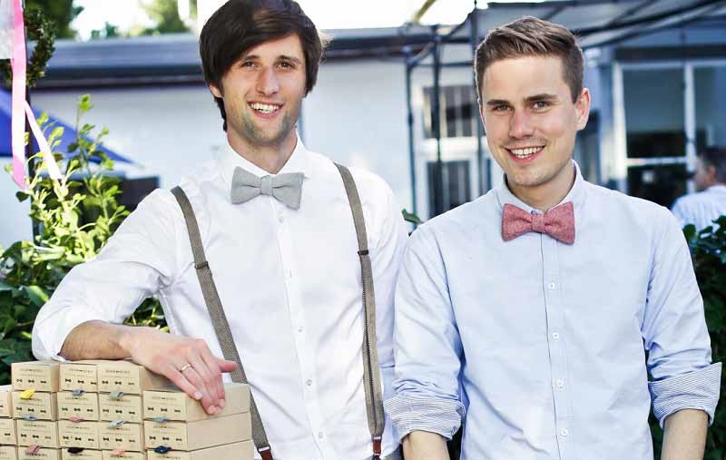 Die-Gründer-des-Labels-Adam-Bows-mit-Hochzeitsfliege Die Gründer des Labels Adam Bows mit Hochzeitsfliege