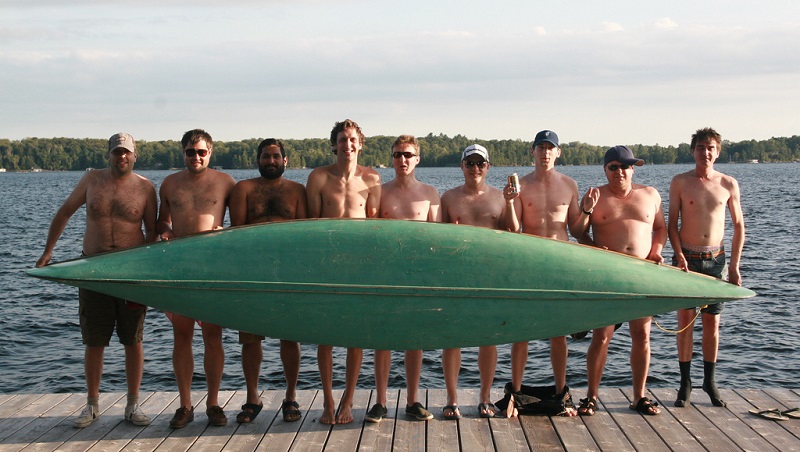 Männer in Badehose bei der Bachelor Party