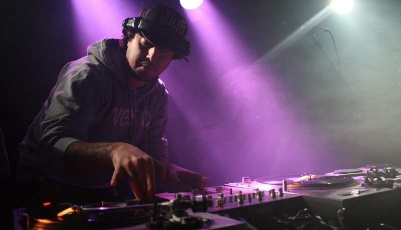 Dj an den Plattenspielern