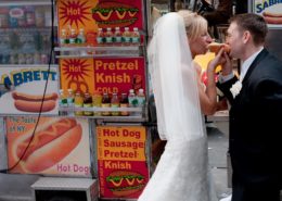 Brautpaar plant Hochzeitsbudget